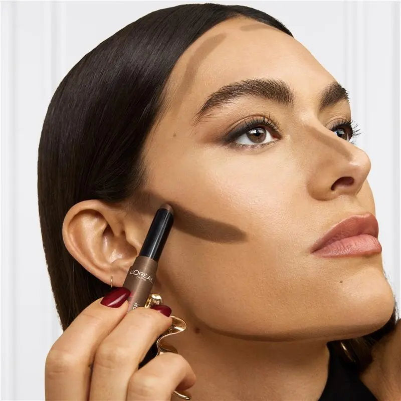 Woman applying makeup with a L'Oreal brush on a white background - L'Oreal Paris Infallible 24H Face Sculptor Contour